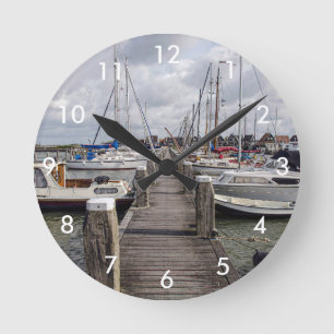 Horloge Ronde Quai avec bateaux et yachts à Marken Pays-Bas