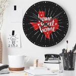 Horloge Ronde Raider Red and Black Home Sweet Home - Texas<br><div class="desc">Those of us who live in Texas love it because it is home sweet home. This simple design expresses that love with handwritten scribbled font and scribbled hearts over the state shape with sketched rays shining rend. Les règles du typographe et les détails. Distressed finish over the entire thing. Available...</div>