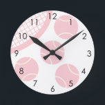 Horloge Ronde Raquette de balle de tennis rose Pastel moderne<br><div class="desc">Design minimaliste de tennis féminin sur le thème du rose pastel. Des balles de tennis rose pastel et des cadeaux à thème en raquettes pour un joueur de tennis.</div>