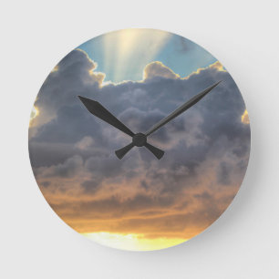 Horloge Ronde Rayons de soleil à travers les nuages orageux