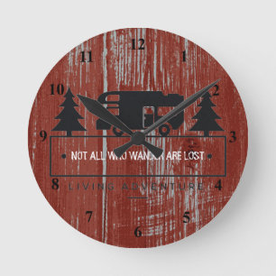 Horloge Ronde Red Barn Wood Travel Quote Not All Who Wander