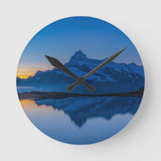 Horloge Ronde Reflet d'eau au coucher du soleil sur la montagne 