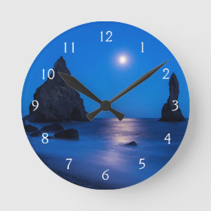 Horloge Ronde Reflet du lever de lune sur l'océan et les stacks