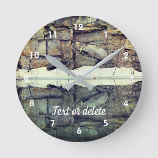 Horloge Ronde Réflexions De Mur De Roche De Granite En Pond Pers