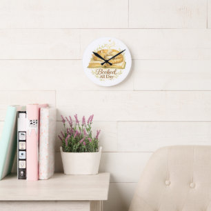 Horloge Ronde Réservé toute la journée   Chat confortable lisant