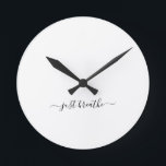 Horloge Ronde Respire simplement le script noir yoga<br><div class="desc">Horloge de yoga moderne avec un simple arrière - plan blanc et un script noir écrit à la main avec la citation "juste respirer".</div>
