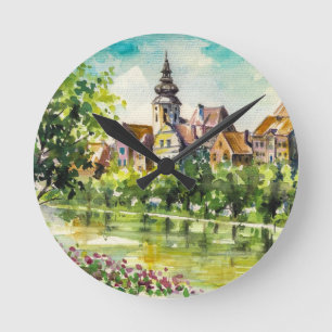 Horloge Ronde Ressort dans la petite ville sur la rivière