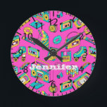 Horloge Ronde Retro 1980 Neon Pink Turquoise Motif Pop Art Music<br><div class="desc">Horloge de nom personnalisable dans le thème rétro des années 1980 et 1990,  avec des éléments vintages lumineux et colorés tels que lecteur de cassettes,  Rubik's cube,  bonbons,  scrunchies,  etc. dans les couleurs chaudes rose,  turquoise et jaune.</div>