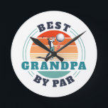 Horloge Ronde Rétro Best Grandpa By Par Custom<br><div class="desc">Retro Best Grandpa By Par design vous pouvez customiser pour le destinataire de ce design de thème de golf mignon. Un cadeau parfait pour l'anniversaire de Fête des pères ou de grand-père. Le texte "GRANDPA" peut être customisé avec n'importe quel papa moniker en cliquant sur le bouton "Personnaliser" ci-dessus. Peut...</div>
