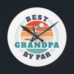 Horloge Ronde Rétro Best Grandpa By Par Custom<br><div class="desc">Retro Best Grandpa By Par design vous pouvez customiser pour le destinataire de ce design de thème de golf mignon. Un cadeau parfait pour l'anniversaire de Fête des pères ou de grand-père. Le texte "GRANDPA" peut être customisé avec n'importe quel papa moniker en cliquant sur le bouton "Personnaliser" ci-dessus. Peut...</div>