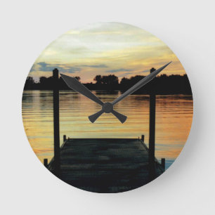 Horloge Ronde Rétro coucher du soleil de l'eau de lac de dock d