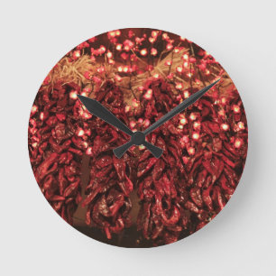 Horloge Ronde Ristras de piment avec des lumières de vacances