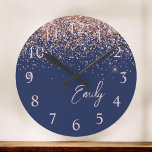 Horloge Ronde Rose bleu marine Gold Blush Pink Parties scintilla<br><div class="desc">Parties scintillant étincelante rose bleu marine et Rose or Blush  brossée Script Monogramme Nom Horloge. Cela rend le cadeau parfait pour 16 ans,  mariage,  douche nuptiale,  anniversaire,  baby shower ou bachelorette pour quelqu'un qui aime le luxe glam et les styles chic.</div>