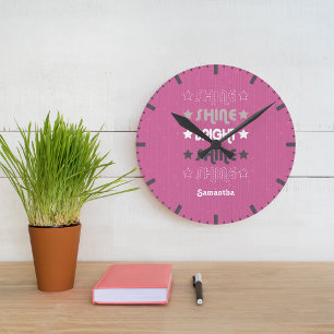Horloge Ronde Rose brillant. Brille. Lumineux. Brille. Brille.