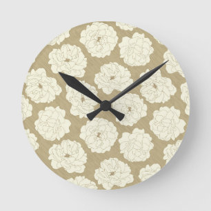 Horloge Ronde Rose crème sur Beige d'or - motif sans couture.
