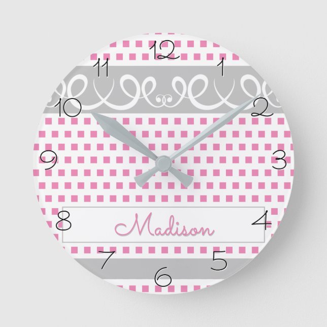 Horloge Ronde Rose girly à pois avec des volutes et nom (Recto)