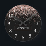 Horloge Ronde Rose Gold Blush Parties scintillant rose Monogramm<br><div class="desc">Parties scintillant à étincelle noire et Rose Gold Blush Pink  Monogramme Nom Horloge. Cela rend le cadeau parfait pour 16 ans,  mariage,  douche nuptiale,  anniversaire,  baby shower ou bachelorette pour quelqu'un qui aime le luxe glam et les styles chic.</div>