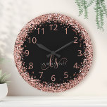 Horloge Ronde Rose Gold Blush Pink Parties scintillant Glam Nom<br><div class="desc">Glam Rose Gold Parties scintillant Élégante Monogramme Horloge. Personnalisez facilement ce design d'horloge chic et branché avec une élégante parties scintillant brillante d'or rose sur un arrière - plan noir. Le design comprend votre monogramme manuscrit avec de jolis tourbillons et votre nom.</div>