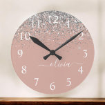 Horloge Ronde Rose Gold Blush rose Parties scintillant argent Mo<br><div class="desc">Rose Gold Blush Pink and Silver Sparkle Parties scintillant Brossé Script Monogramme Nom Horloge. Cela rend le cadeau parfait pour 16 ans,  mariage,  douche nuptiale,  anniversaire,  baby shower ou bachelorette pour quelqu'un qui aime le luxe glam et les styles chic.</div>
