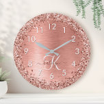 Horloge Ronde Rose Gold brossé Parties scintillant métallique No<br><div class="desc">Personnalisez facilement ce design tendance à grande horloge chic avec une jolie parties scintillant en or brillant rose sur un arrière - plan métallique brossé or rose.</div>