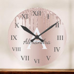 Horloge Ronde Rose Gold - Parties scintillant rose pâle Nom du m<br><div class="desc">Rose Gold - Blush Pink Faux Foil Parties scintillant à étincelle métallique brossé Monogramme en métal Nom et horloge murale de luxe initial. Cela rend le cadeau parfait pour 16 ans,  mariage,  douche nuptiale,  anniversaire,  baby shower ou bachelorette pour quelqu'un qui aime le luxe glam et les styles chic.</div>