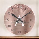 Horloge Ronde Rose Gold - Parties scintillant rose pâle Nom du m<br><div class="desc">Rose Gold - Blush Pink Faux Foil Parties scintillant à étincelle métallique brossé Monogramme en métal Nom et horloge murale de luxe initial. Cela rend le cadeau parfait pour 16 ans,  mariage,  douche nuptiale,  anniversaire,  baby shower ou bachelorette pour quelqu'un qui aime le luxe glam et les styles chic.</div>