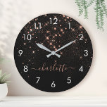 Horloge Ronde Rose Parties scintillant Or Élégant Script glamour<br><div class="desc">Créez votre propre losange noir et rose personnalisé brillant losange grande horloge avec votre nom de script manuscrit moderne personnalisé.</div>