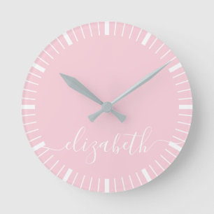Horloge Ronde rose pastel avec signature en écriture blanche - m