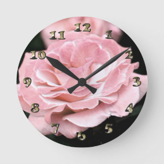 Horloge Ronde Rose rose en pleine floraison