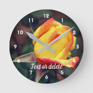 Horloge Ronde Rosebud Jaune Avec Points Forts Rouges Personnalis