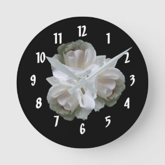 Horloge Ronde Roses Blanches Avec Bouquet Raindrops