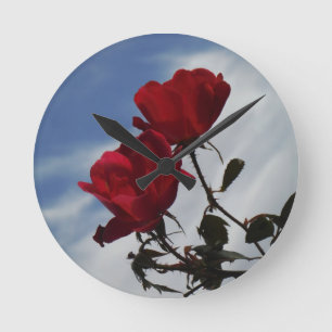 Horloge Ronde Roses rouges contre un ciel bleu vif
