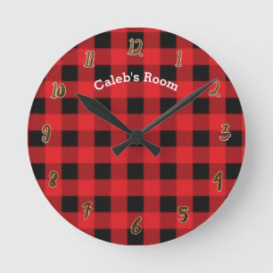 Horloge Ronde Rouge Rustique Plaid Buffalo Noir Nom Personnalisé