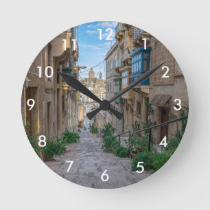 Horloge Ronde Rue de pierre étroite à Malte