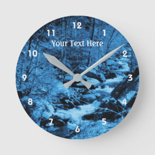 Horloge Ronde Ruisseau de campagne bouillonnant dans des tons bl