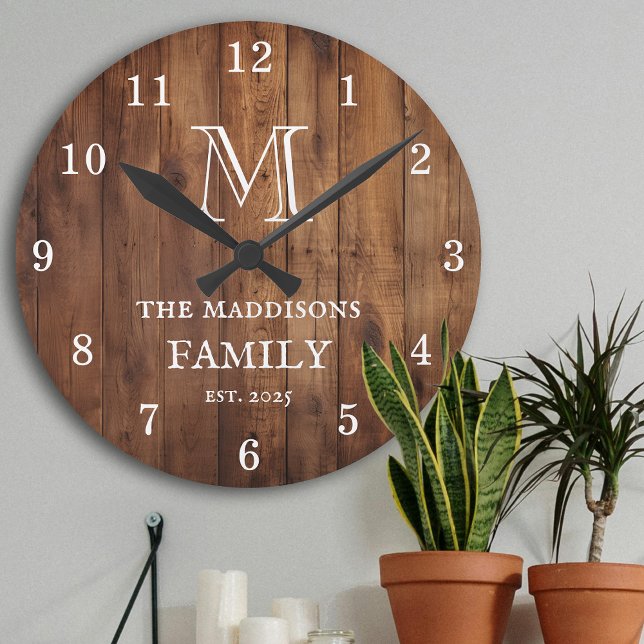 Horloge Ronde Rustic Brown Wood Custom Family Monogram and Name (Créateur téléchargé)