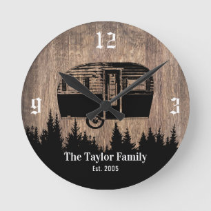 Horloge Ronde Rustic Forest Camping Trailer Happy Campers Family