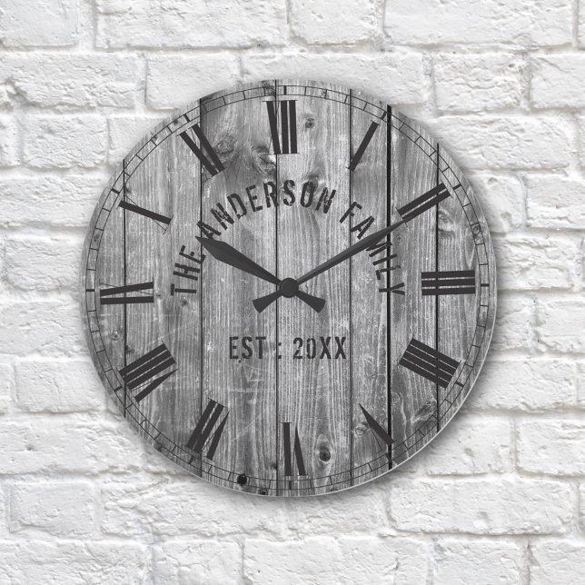 Horloge Ronde Rustic Grey Wood Custom Family Nom Farmhouse (Créateur téléchargé)