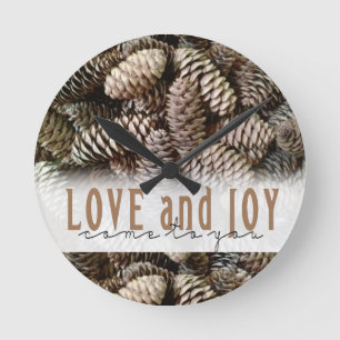 Horloge Ronde Rustic Holiday Love and Joy Pine Cone