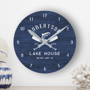 Horloge Ronde Rustic Lake Maison Nom de famille Blue Wood