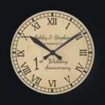 Horloge Ronde Rustic Paper<br><div class="desc">Le cadeau classique pour le premier anniversaire est le papier. C'est dans cet esprit que nous avons créé ce style rustique faux teinté moderne de premier anniversaire avec des chiffres romains, vos noms et date mariage. Conception composite par Holiday Hearts Designs (droits réservés). Si vous avez des questions ou avez...</div>