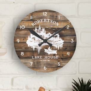 Horloge Ronde Rustic Wood Lake House Scene Nom de famille