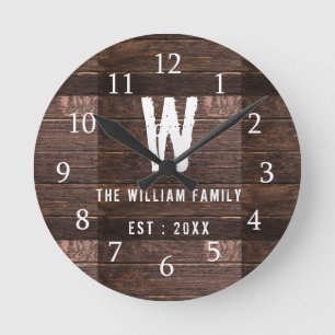 Horloge Ronde Rustic Wood Monogrammé Nom de famille
