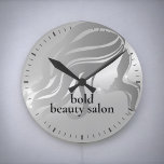 Horloge Ronde Salon de beauté Nom personnalisé Platine argent mé<br><div class="desc">Ajoutez le nom de vos boutiques à la personnalisable fausse feuille métallique platine argent glace gris décoratif horloge murale</div>