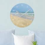 Horloge Ronde Sandpiper en bord de mer | Belle plage<br><div class="desc">Cette belle horloge en bord de mer est parfaite pour décorer une jolie maison de plage. Des vagues bleu clair et vertes s'enroulent sur une magnifique plage sous un joli ciel bleu. J'adore la côte et me détendre dans ma maison de plage. Il n'y a rien de plus paisible qu'une...</div>