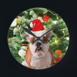Horloge Ronde Santa Hat Bulldog Christmas Tree Snowman boîte cad<br><div class="desc">Mignonne photo Bulldog avec boîte cadeau de Noël Tree Snowman en arrière - plan. Un cadeau parfait pour Noël !</div>