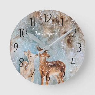 Horloge Ronde Scène d'hiver personnalisée aux cerfs