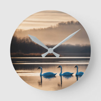 Horloge Ronde 🌿 Sérénité des cygnes - Lac minimaliste Abstrait