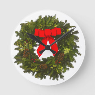 Horloge Ronde Serre de Noël avec cônes de pin et cordes rouges