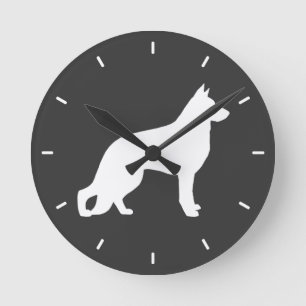 Horloge Ronde Silhouette blanche GSD K-9 de chien de berger